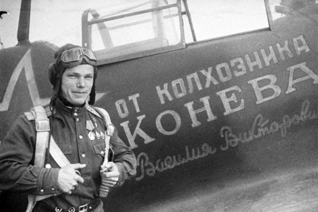 foto photo ww2 WWII Фото ВОВ ВВС Ivan Kozhedub is standing in front of the La-5FN. Kojedoub