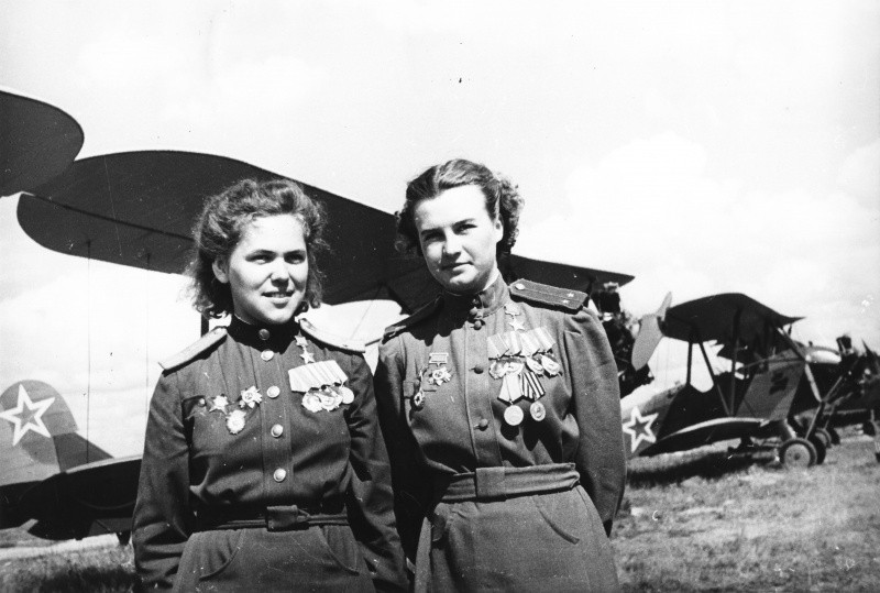 photo WWII женщины военные пилоты Гашева и Меклин на фоне самолетов По2