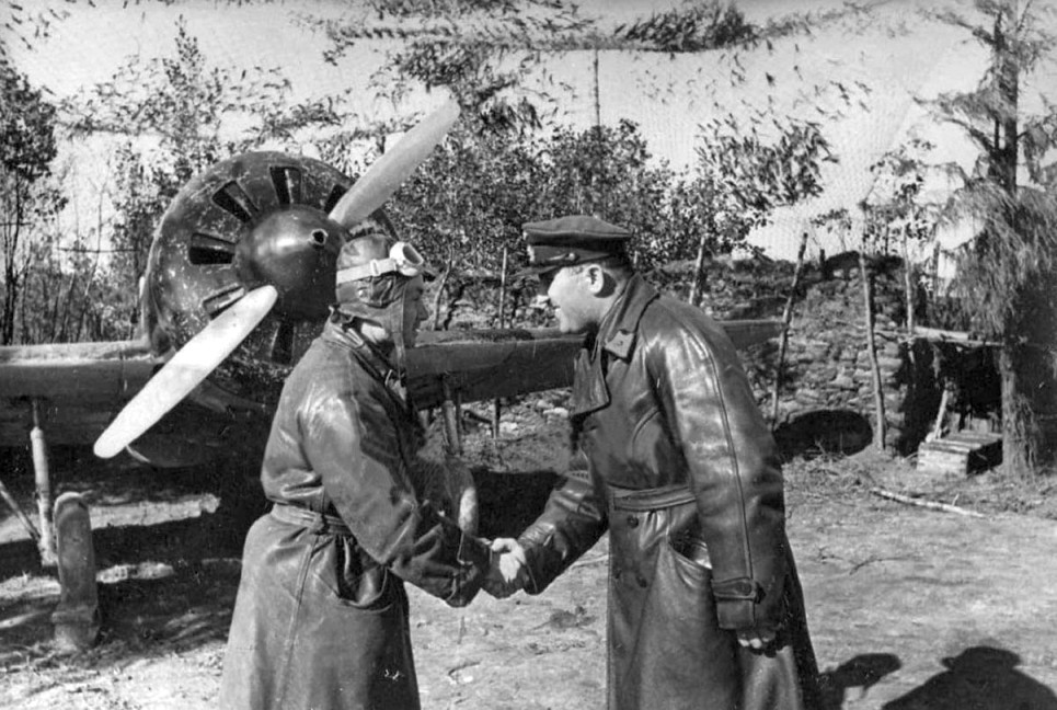 foto photo ww2 WWII Фото ВОВ ВВС Виктор Петрович Миронов (слева) перед своим истребителем И-16