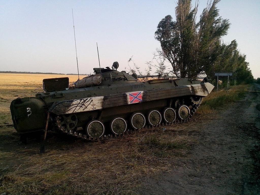 The rebels captured ukrainian BMP APC