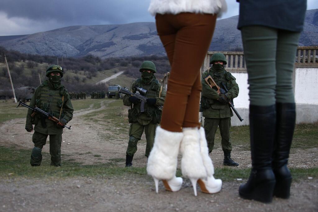 photo Crimean girls and soldiers