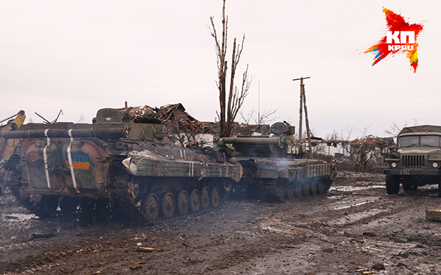 Трофейная беха БМП2 (бывшая в 128-й ОМБр) буксируется танком ВСН в освобожденном Никишино, январь 2015 г - foto