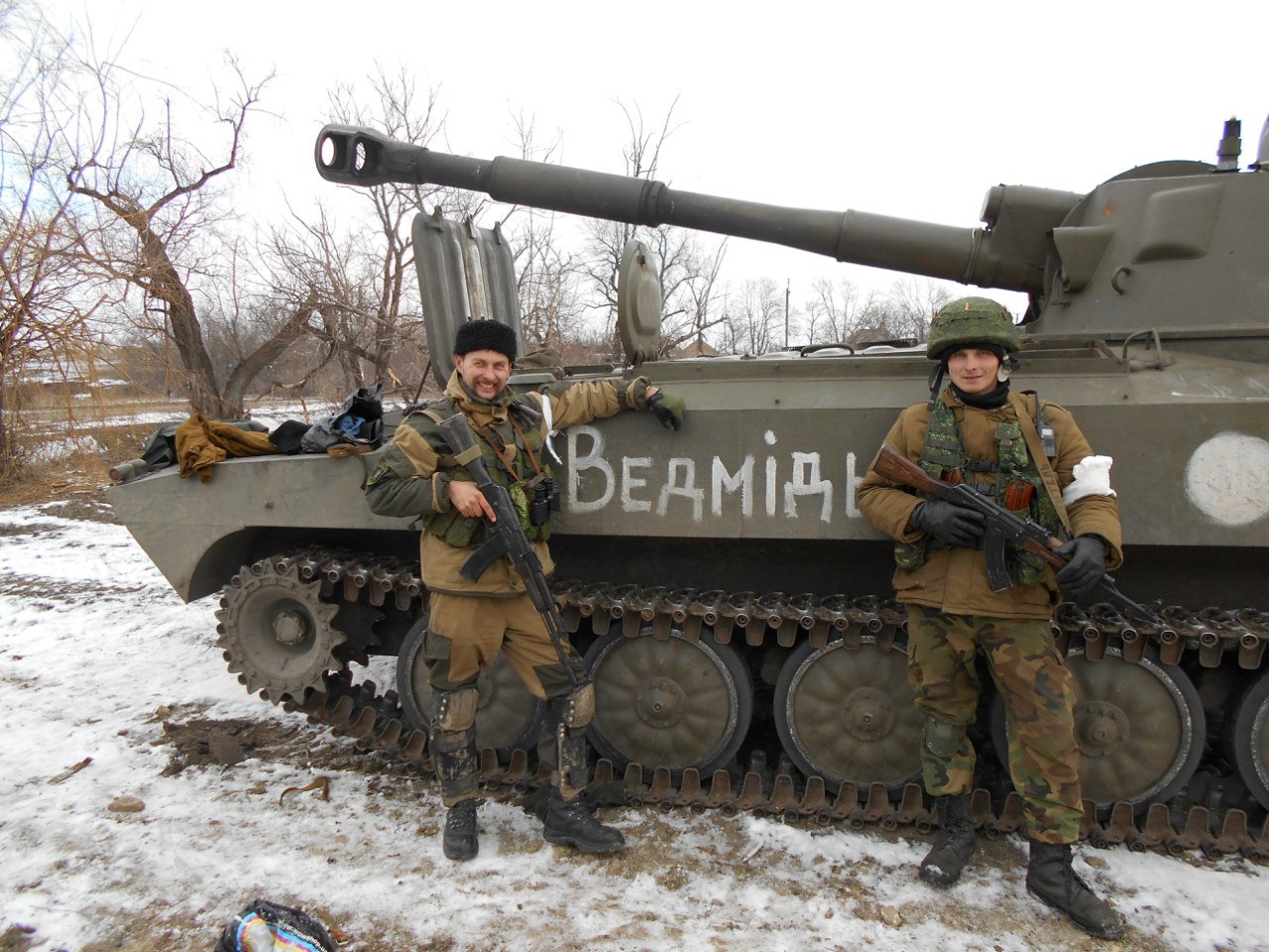 Захваченная под Дебальцево 122-мм САУ 2С1 Гвоздика с опознавательным знаком белый круг - фото