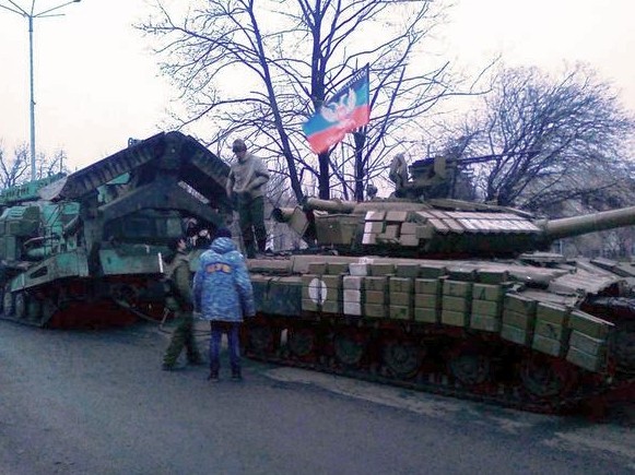 Захваченный силами ДНР в Дебальцевском котле танк Т-64Б1В с украинскими ОЗ - белые круги и полосы 