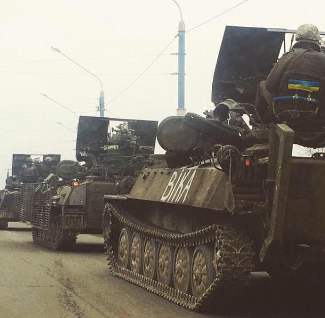 Колонна украинских бронетягачей МТ-ЛБ с дополнительным вооружением. фото foto