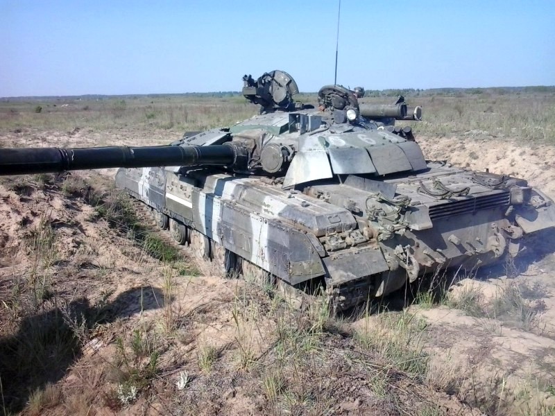 Украинский танк Т-64БМ2 (447АМ-2) в АТО. Это не «Булат», из модернизации там только новый прицел наводчика и ДЗ с устройствами 4С22 фото 