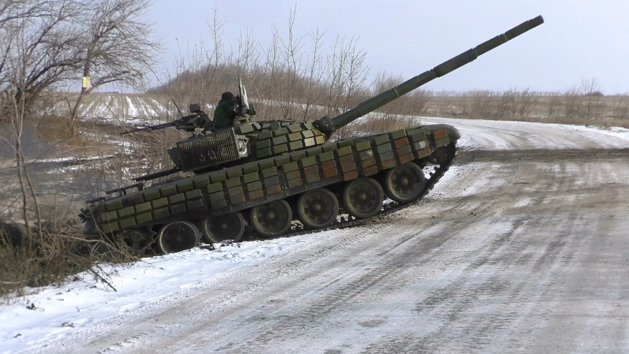 DNR militia tank T72 color photo