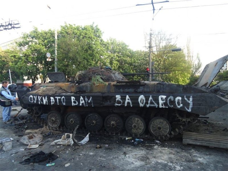 Надпись на сгоревшей в Мариуполе украинской БМП-2 : Суки вот вам за Одессу