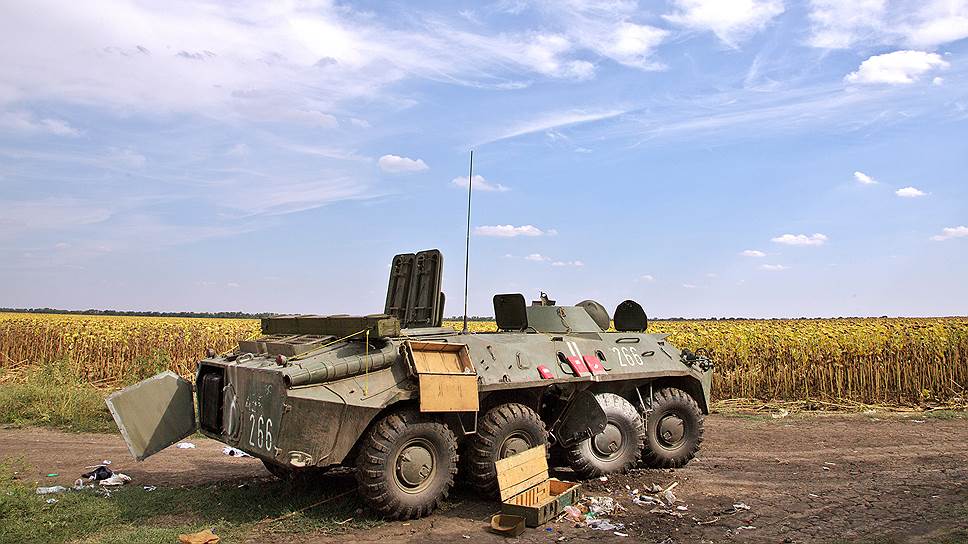Украинский БТР, брошенный на поле боя у  г. Комсомольское