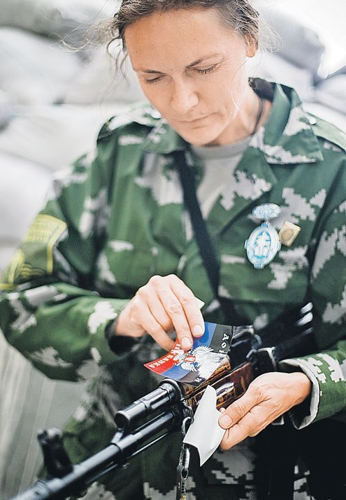 Женщина - доброволец армии ДНР