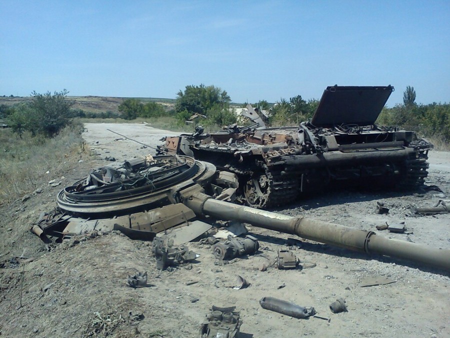 Szczatki ukrainskiego czolgu T64BM . Разбитый под Георгиевкой в июле 2014 основной боевой танк ВСУ Т-64у Булат
