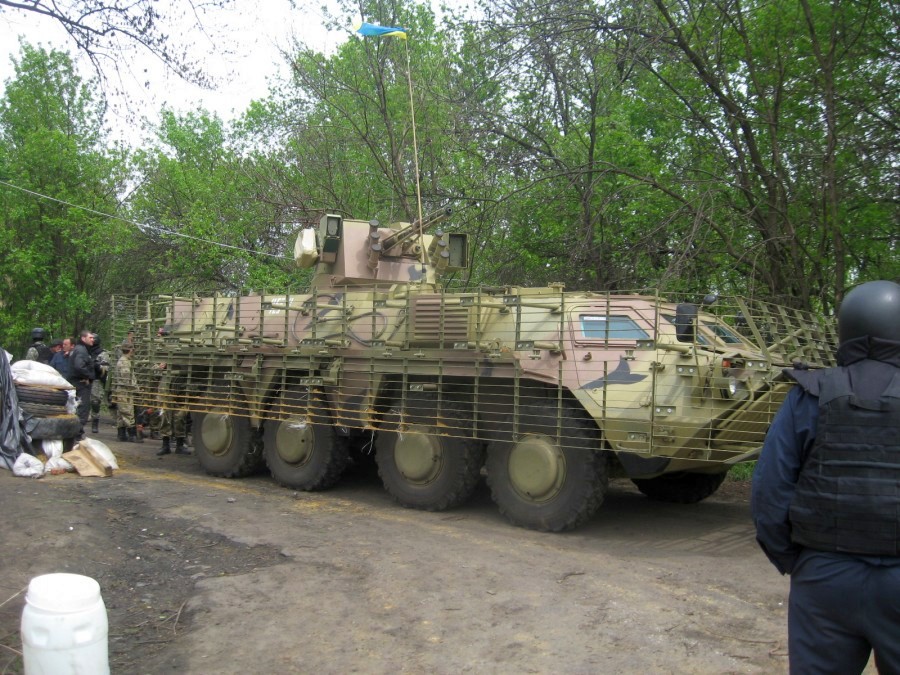 foto transporte blindado de personal BTR-4 ucraniana. BTR4 carro de combate Ucrania. Ukrainischer BTR.4 achtradriger allradgetriebener amphibischer Schutzenpanzer
