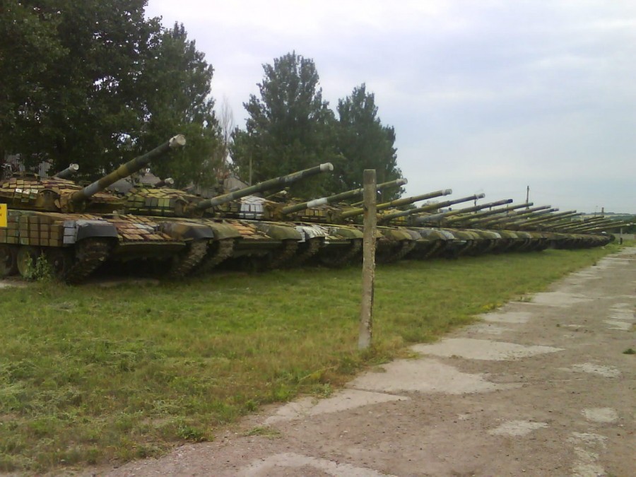 Former Soviet tanks T-72B at Ukrainian reserve base in Artyomovsk т-72 википедия ЗСУ