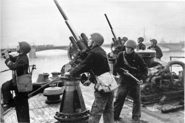 45-мм морские универсальные пушки 21-К на палубе корабля Балтийского флота на Неве