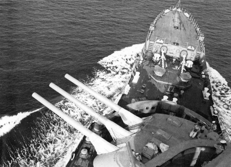 Soviet battleship turret guns Paris Kommune WWII red fleet foto