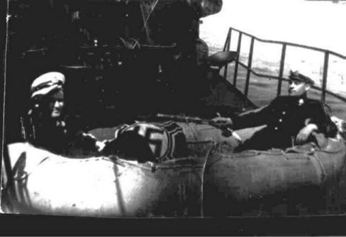 Советская подводная лодка С-33 с захваченным германским флагом, photo, foto, фото