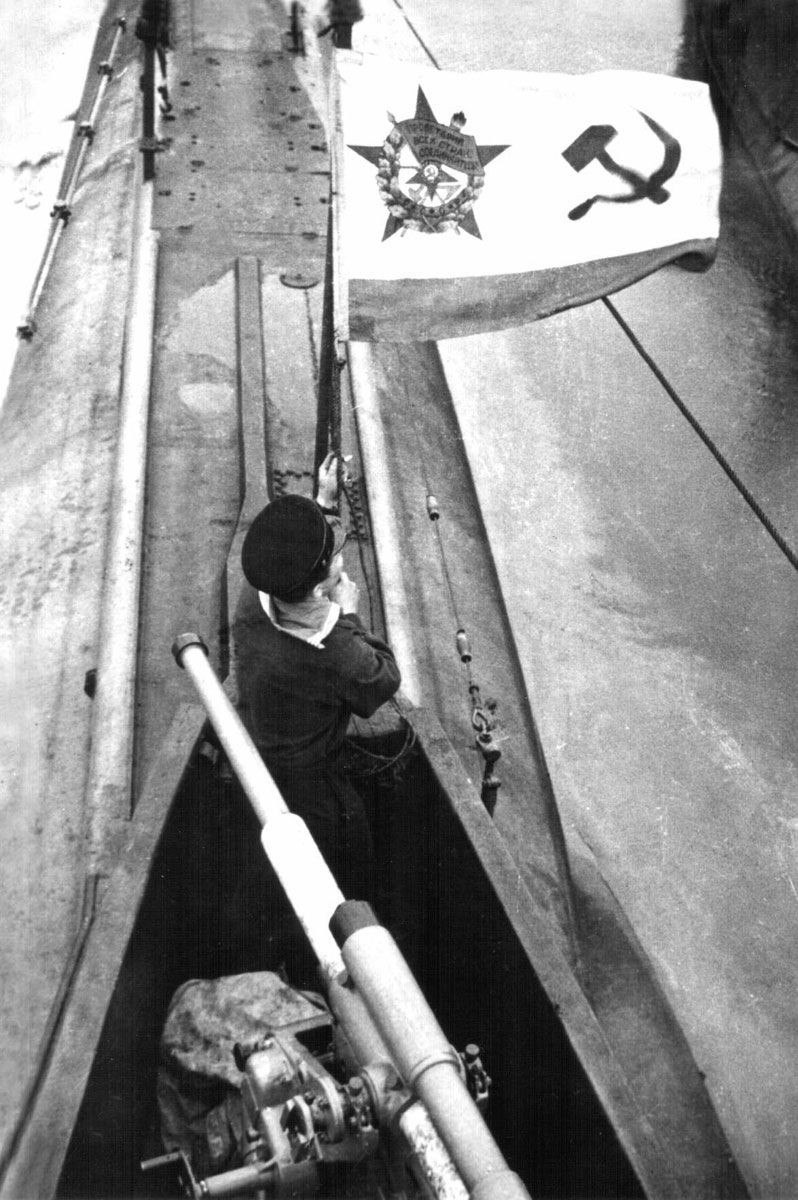 Советская подводная лодка Щ-311 с орденом Красного знамени на флаге, photo, foto, фото