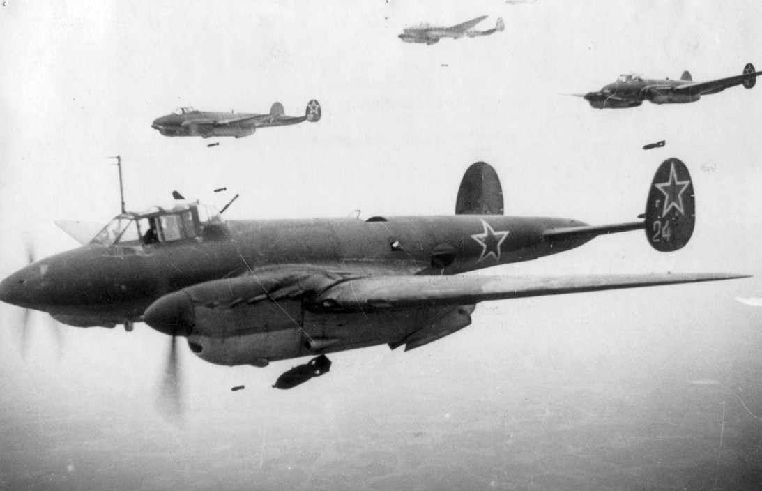 wartime picture VVS Bombardeiro de mergulho Pe_2 1944