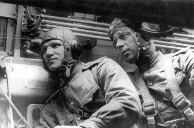 изнутри самалет photografy WWII Russian crew Pe.8 inside