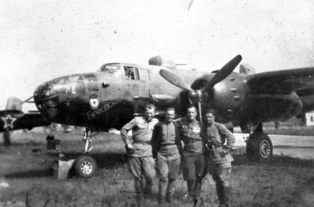 ВМВ Митчел
апреля 1945 года якобы 101 ap dd Красносельский Экипаж гв.майора Соловья С.Л. на самолете БИ-25 готов к боевому вылету для авиаудара по военным объектам г.Берлина
