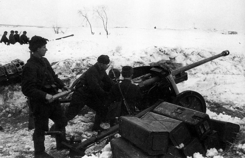 photo Capturado arma anti-tanque alemao no Exercito Vermelho. Segunda Guerra Mundial. PaK38 50mm