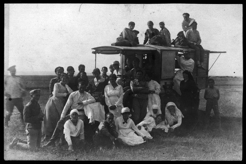 Первая мировая война Западный фронт Персонал санитарного отряда у автомобиля среди прочих врач Чикунова Е.С
