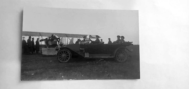 офицеров русской армии в автомобиле на фоне самолёта периода Первой мировой войны 1914-17