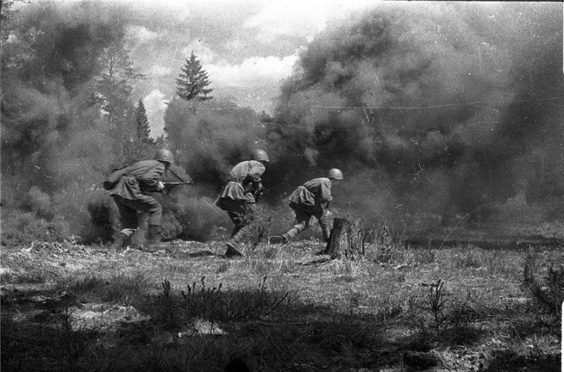 foto photo ww2 WWII soviet infantry attacking under smoke cover