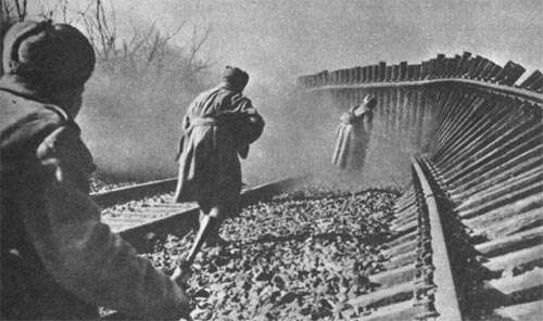 foto photo ww2 WWII Фото ВОВ РККА Soviet WW2 soldiers on the broken rails