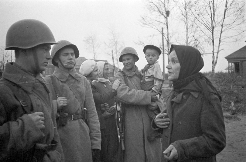 foto photo ww2 WWII Red army troops just liberated a Russian village near Rzhev. Great Patriotic War