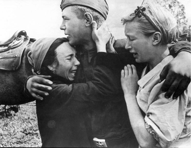 foto photo ww2 WWII Фото ВОВ РККА russian soldier meets his mother and sister