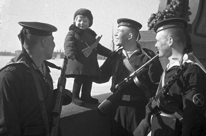 photo WWII marines and little girl