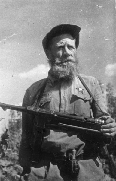 photo WWII Russian Partizan MP-38