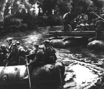 photo WWII РККА Русские бойцы на переправе через реку