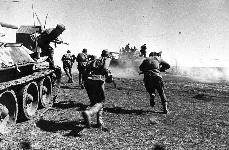 foto photo ww2 WWII soviet infantry attacking in 1944
