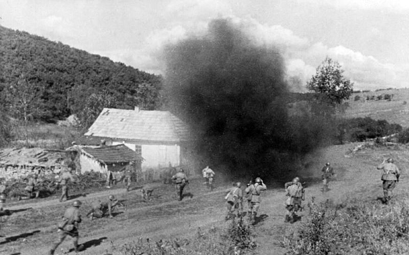 foto photo ww2 WWII soviet infantrymen is attacking