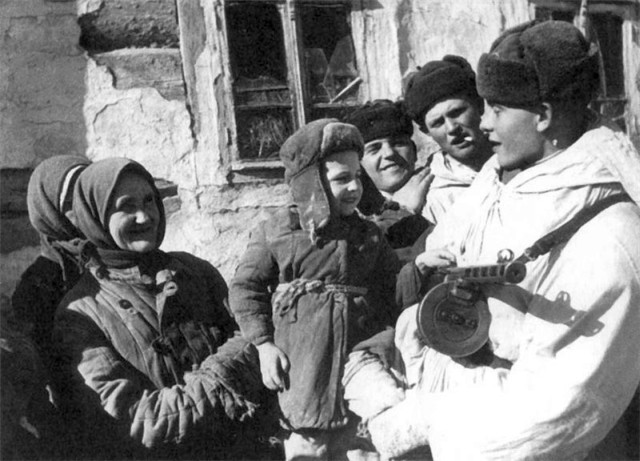 foto photo ww2 WWII Фото ВОВ Soviet soldiers and civilians