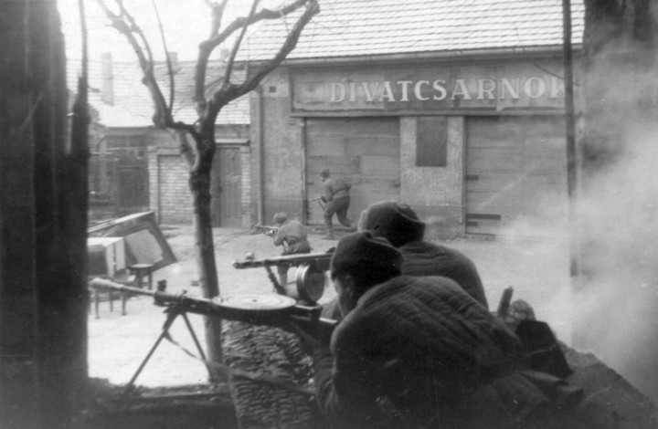 foto photo ww2 WWII Фото ВОВ Бойцы РККА ведут бой в Будапеште, 1945