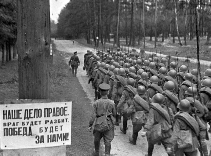 Soviet troops marching by the road in 1941
