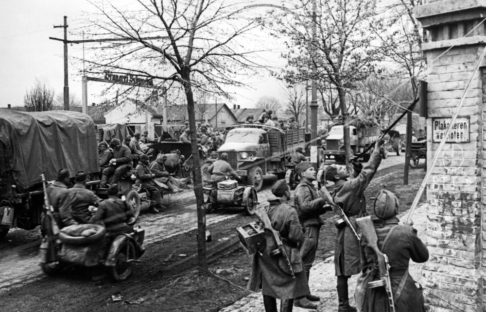 Soviet troops in Vienna, 1945 WWII photo 