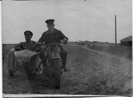ТиЗ АМ-600 мотоцикл на нем сидят двое военных, второй слева Гендель Г.С., справа столб и юрта, на оборотной стороне надпись «Прогулка на «Окуне» своем зеленом воробье. МНР, 1942