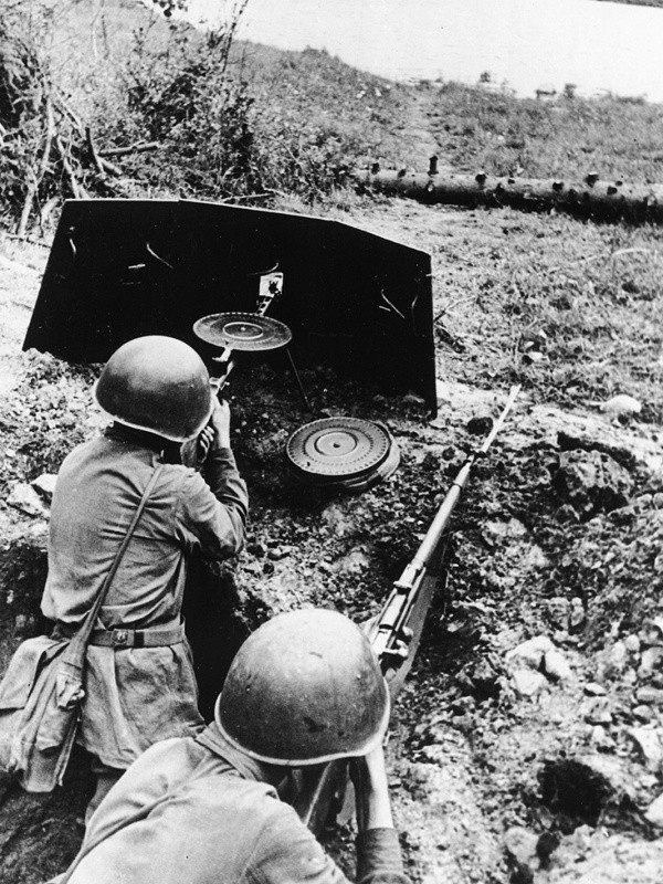 foto photo ww2 WWII Фото ВОВ солдаты с пулеметом ДП за щитом