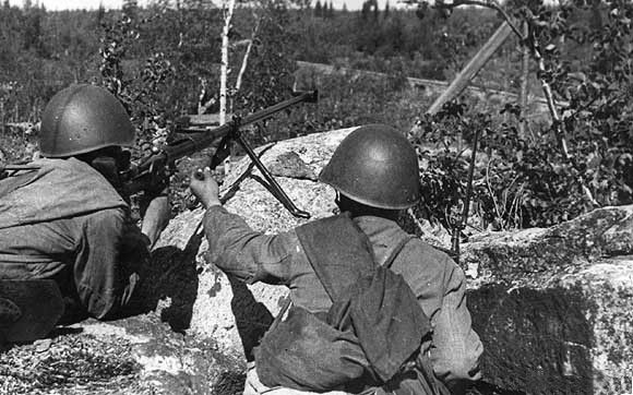 съветски противотанкови войници с противотанкови пистолет