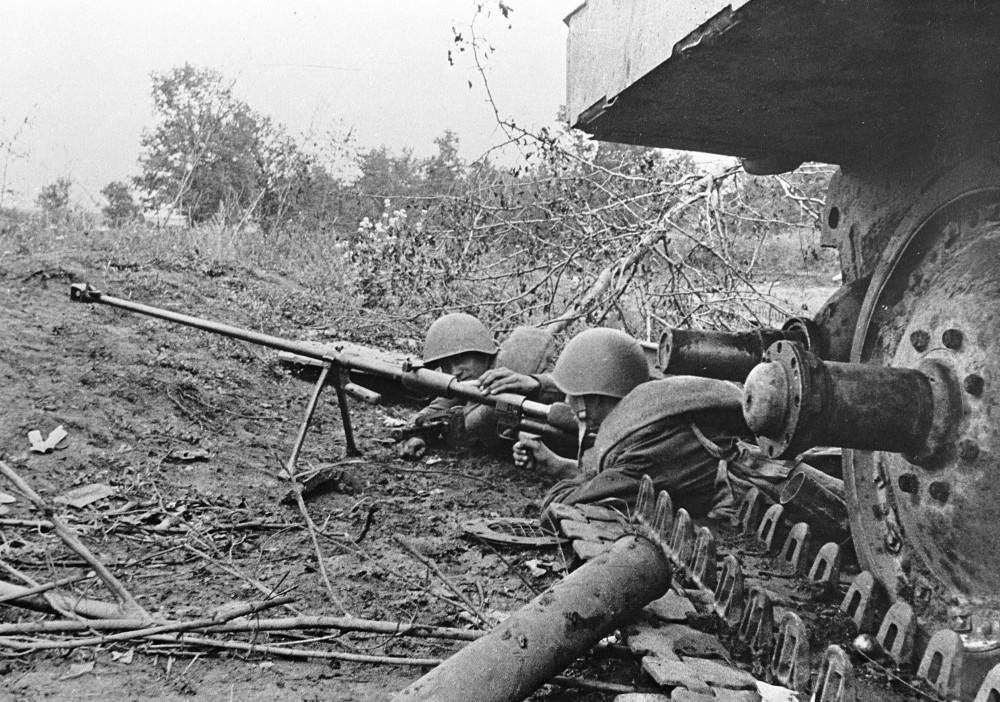 Ruska protivtenkovska puska PTRD wartime picture.