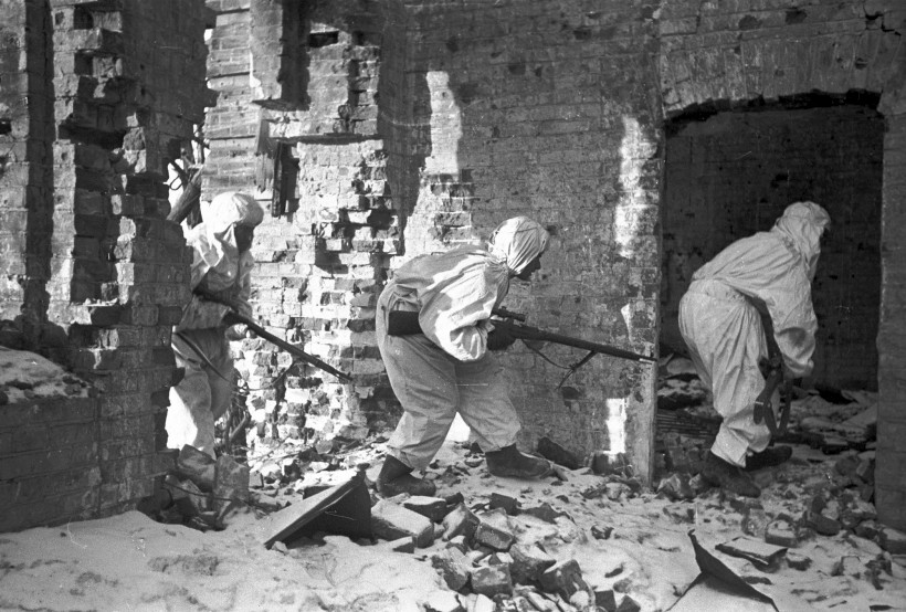 Zaitsev's sniper team in Stalingrad