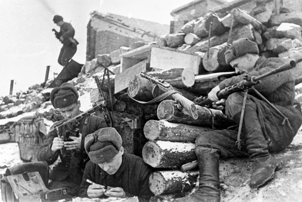 Soviet soldiers with PPSh-41 and DP-27 in Stalingrad