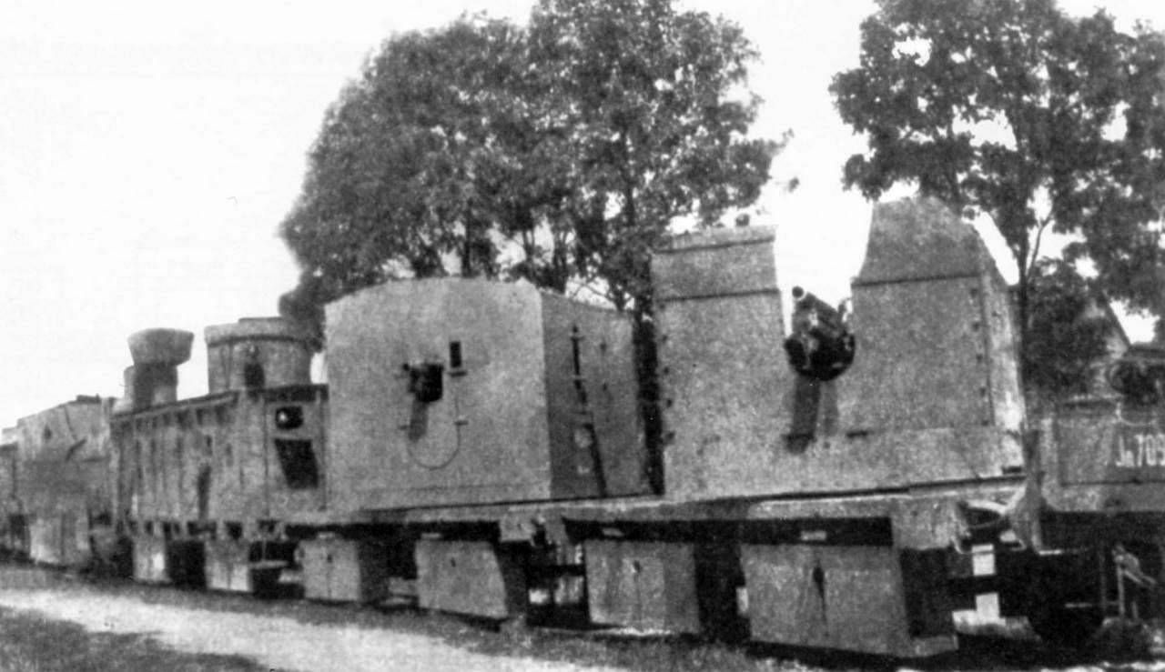 два артиллерийских и пулеметный вагоны, а также австрийский бронепаровоз