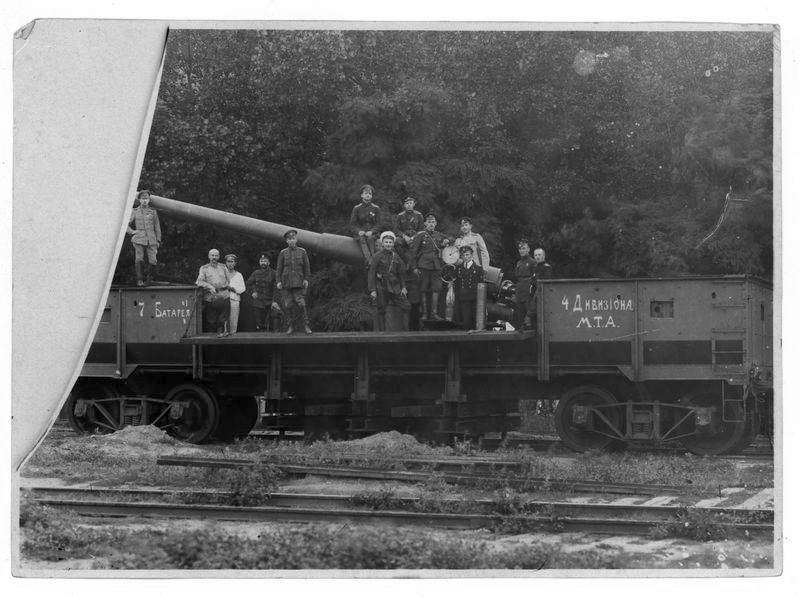 Группа белых офицеров на платформе железнодорожного вагона с орудием