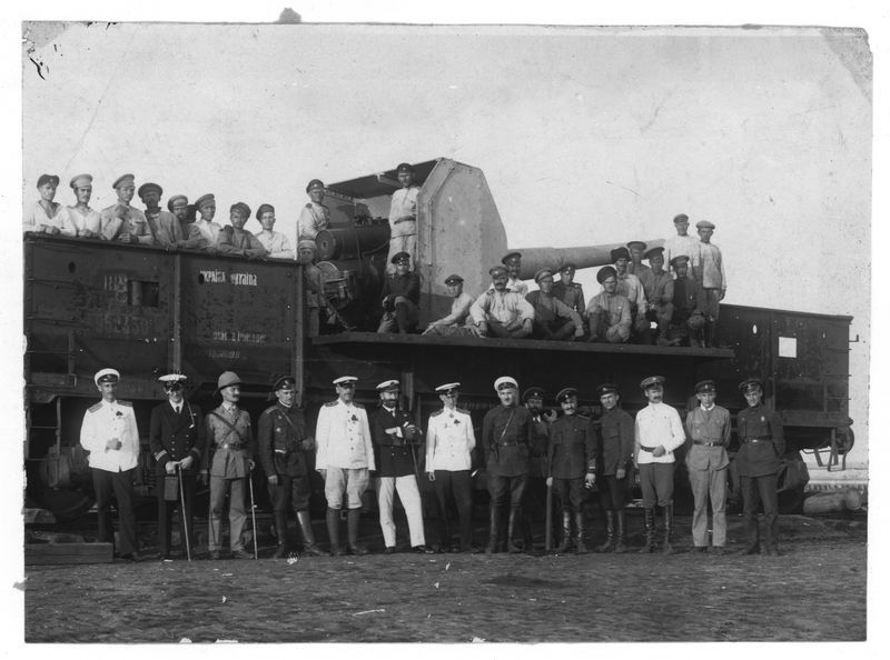 Белогвардейцы с союзниками-англичанами на фоне железнодорожного