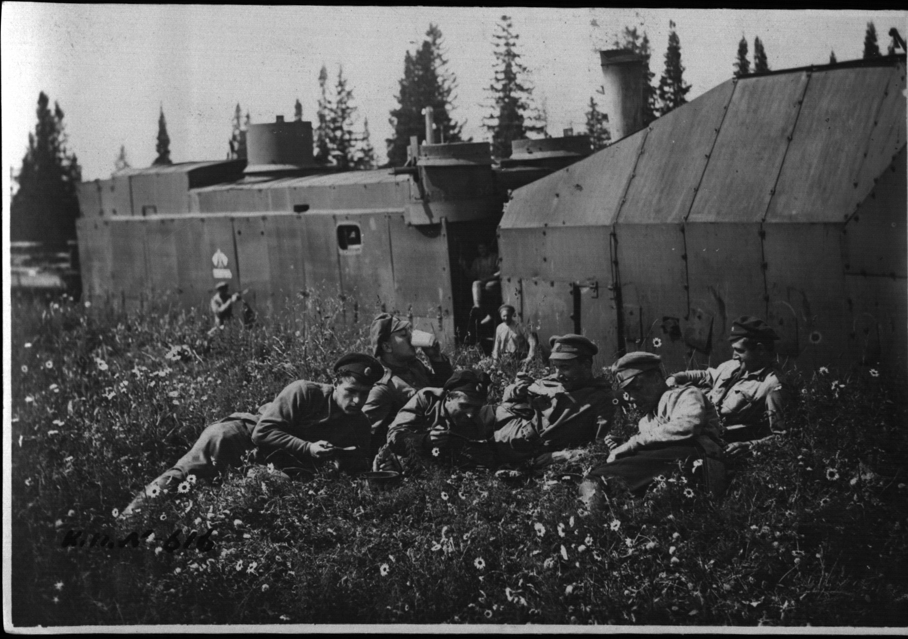 Армия Колчака на отдыхе у броневика